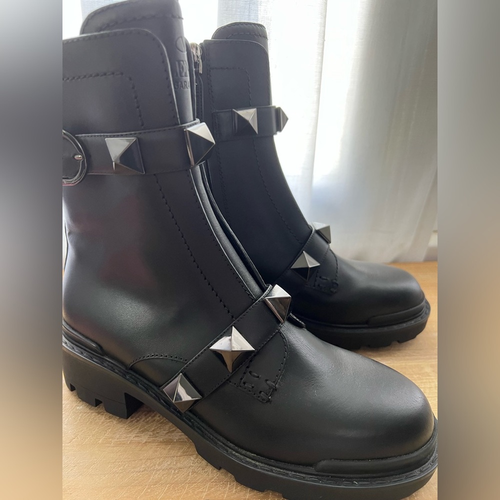Valentino Roman Stud Calfskin Combat Boot With Tonal Studs In Black Size 37 New - Picture 13 of 15